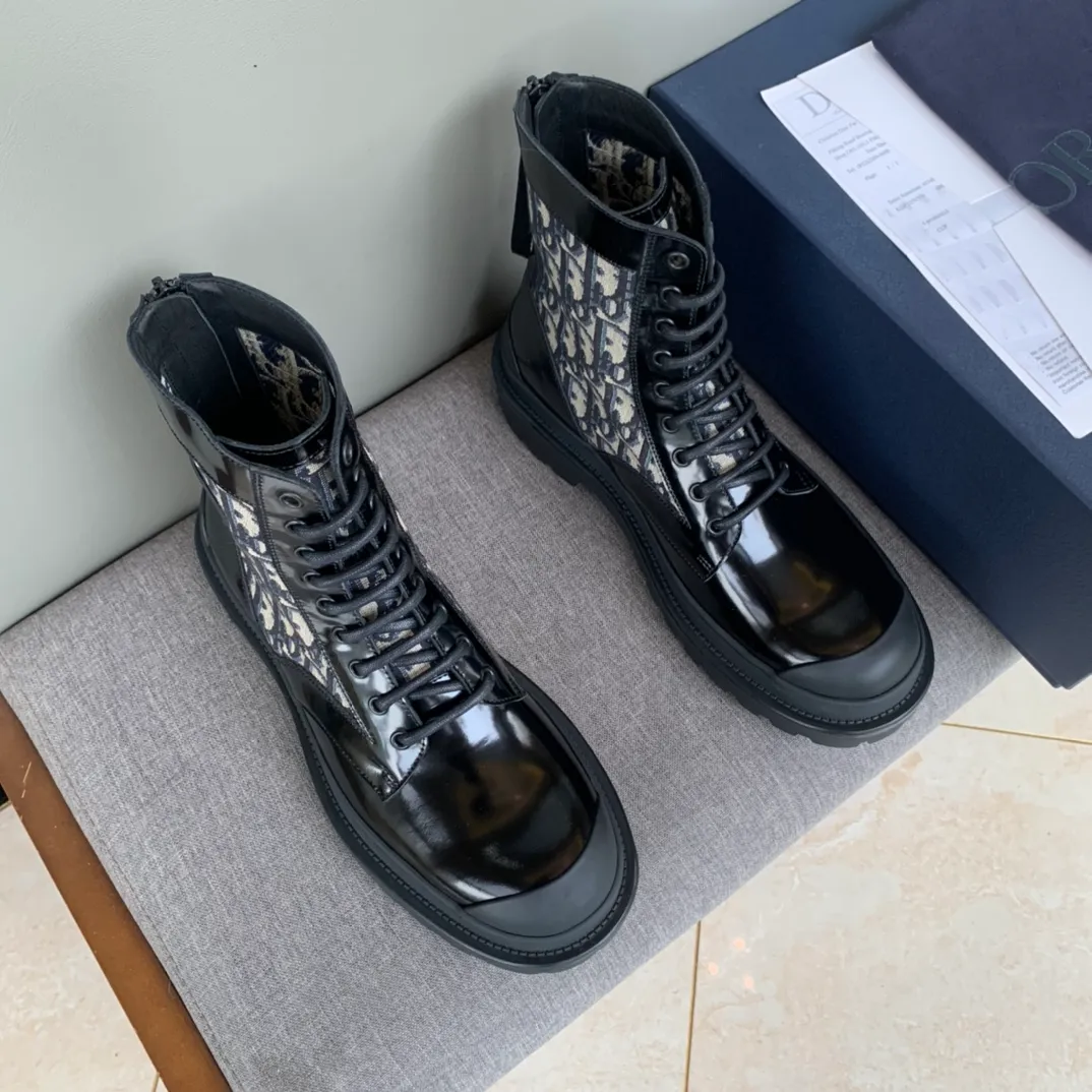 [DIOR] Top P: 920💰 Number of yards: 39~44 (38.45 custom-made, non-refundable) Dior Dior~ Winter series, original 1:1 development Casual men's leather shoes Made with heavy investment, shoes and boots are made of imported cowhide + imported Dior special fabric Not easily deformed black cowhide lining Dior large hardware inlay Original TPU vacuum outsole, black cowhide Black open edge beads Military green suede Black suede Khaki suede leather is crafted by a large factory, and the perfect product is only prepared for you who know your taste! Any comparisons are welcome.